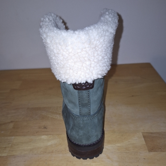 A pair of UGG Fraser Slate leather fur lined ankle boots in ladie's size 6. EUC - Picture 3 of 12